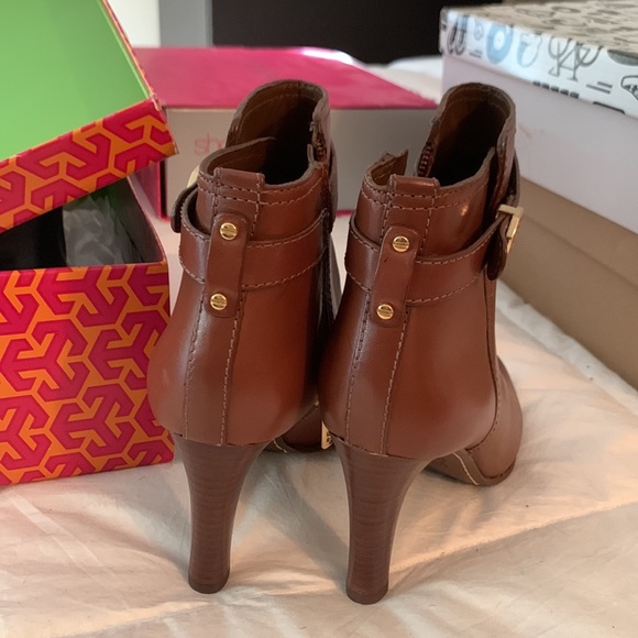 Tory Burch Equestrian Calf Boot, almost color, only worn a few times, size 7 - Picture 4 of 5